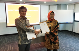 Signing Ceremony of the Joint Marketing Agreement Tetsuji Yoneda(Former President Director, PT OSAKA GAS INDONESIA) Linda Sunarti (President Director, PT. Pertagas Niaga)