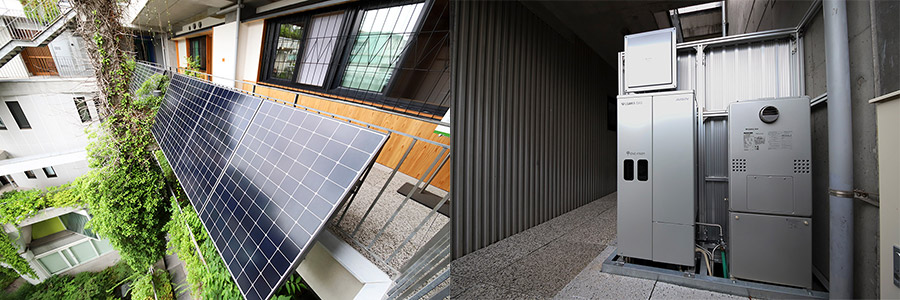 外部廊下の手すりに設置された太陽光パネル（3.6kW）と、住戸裏手に設置された発電効率55%の最新型エネファーム（700W）