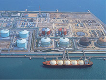 Himeji LNG Terminal (Shown on the left is Kansai Electric Power Co.'s Himeji LNG terminal.)