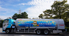 LNG tanker truck fueled by CNG