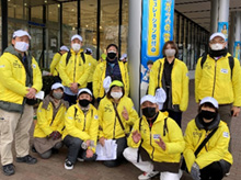 Group employees participating in volunteer work for the Combined 10th Osaka Marathon and 77th Lake Biwa Mainichi Marathon