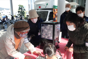 短時間活動の「プチ就労」として子育てイベントの受付を行う高齢者