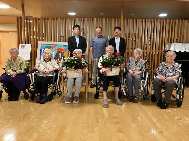 【豊岡エネルギー株式会社】老人ホームへお花の寄せ鉢を寄贈