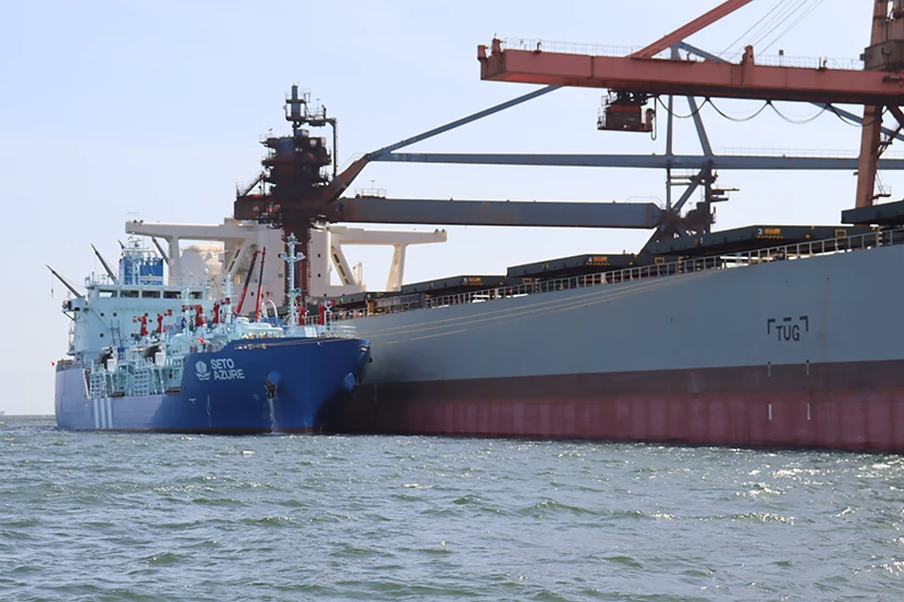 LNGバンカリング船「SETO AZURE」によるShip to Ship方式でのLNG燃料供給の様子