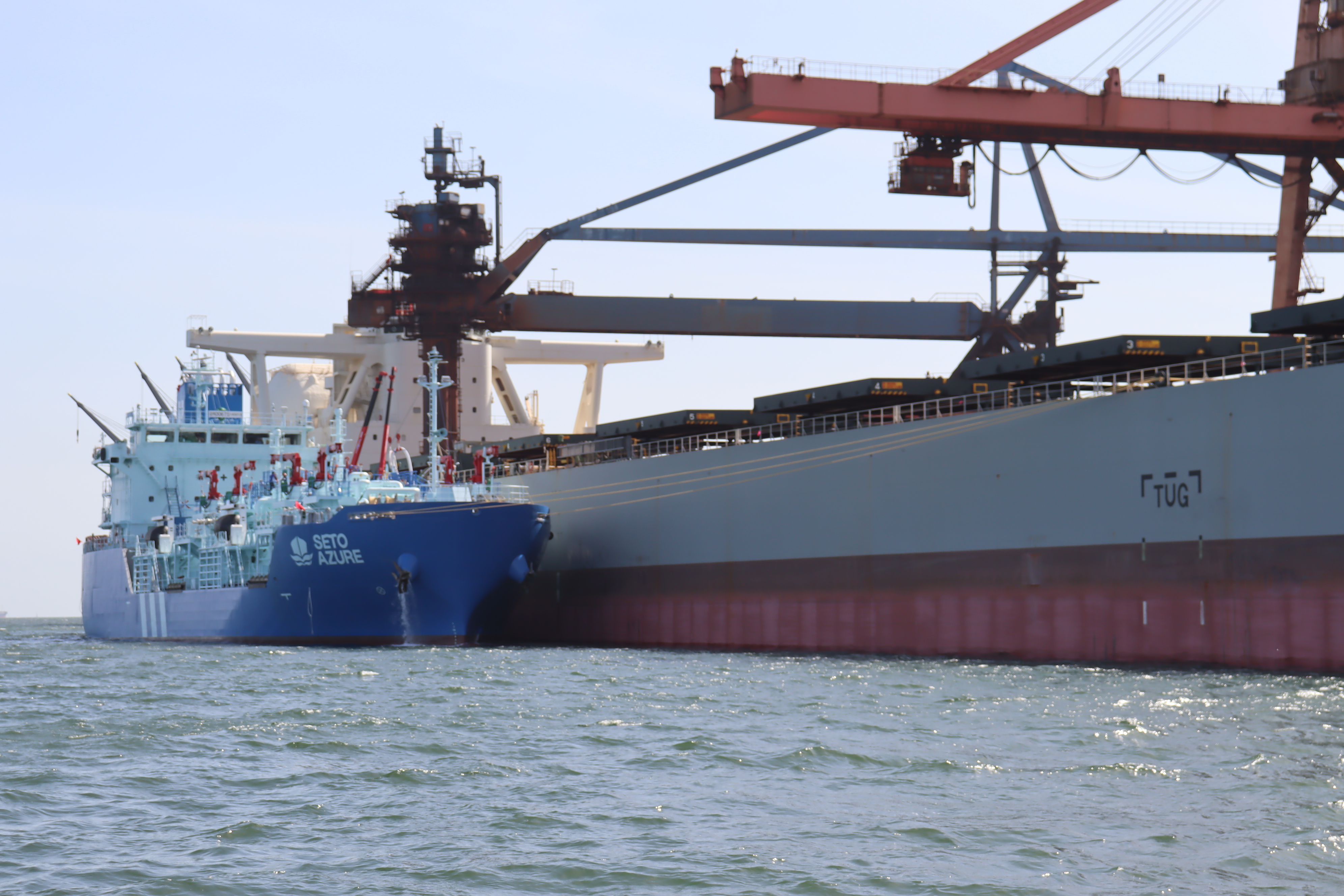 LNGバンカリング船「SETO AZURE」によるShip to Ship方式でのLNG燃料供給の様子